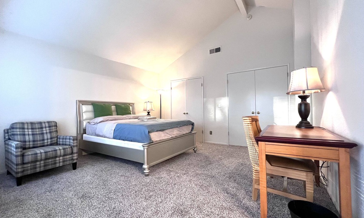 Stockton House | Spacious Master Bedroom with Private Big Bathroom in 2500 SQFT Single House p1