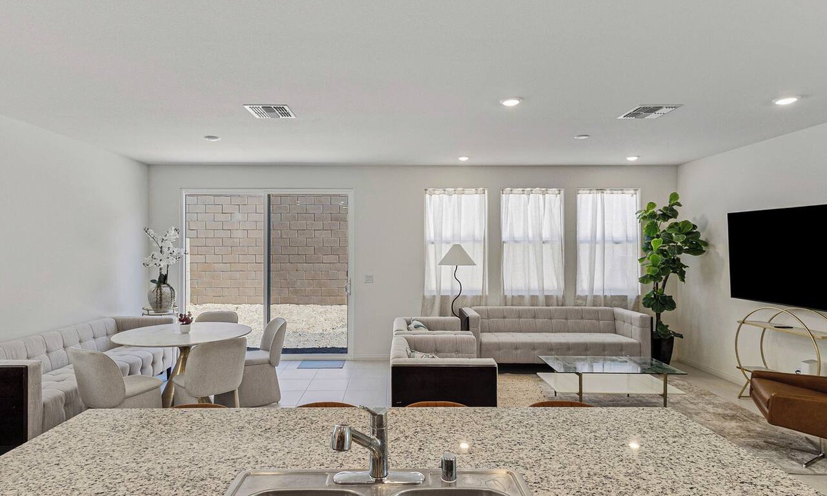 Rhodes Ranch House | Spacious modern cozy 5-bedroom single house near parks in south west Las Vegas