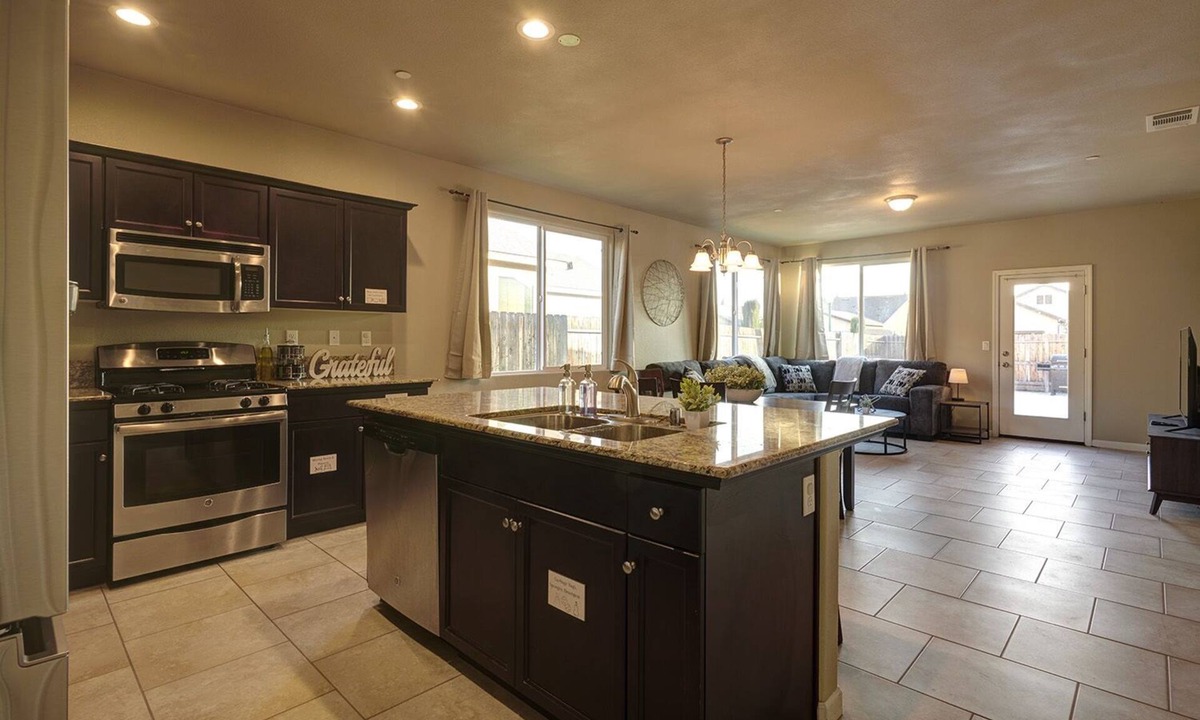 Roosevelt House | Spacious & New I KINGS & BBQ