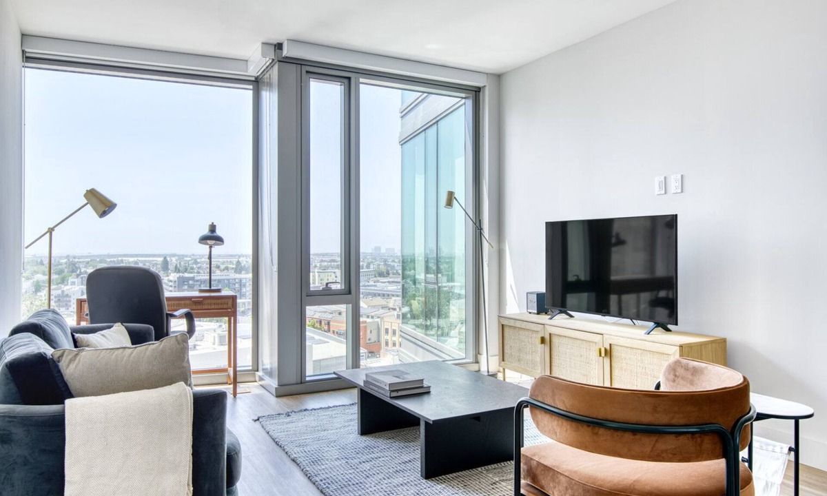 Downtown Oakland Apartment | Spacious Oakland 1BR w/AC, W/D, Sky Deck, next to BART, by Blueground