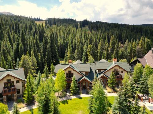 Copper Mountain Village House | Spacious Town Home, Short Walk to Lifts, Private Hot Tub - 144C