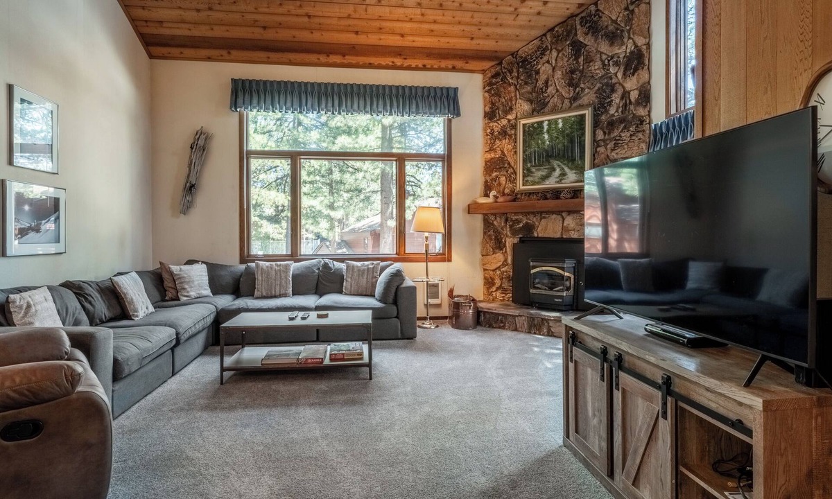 Mammoth Lakes House | Spacious Winterset 26 2 Bedrm Plus Loft 3 Full Bathrm Townhome Sleeps 8 Steps to Free Town Shuttle