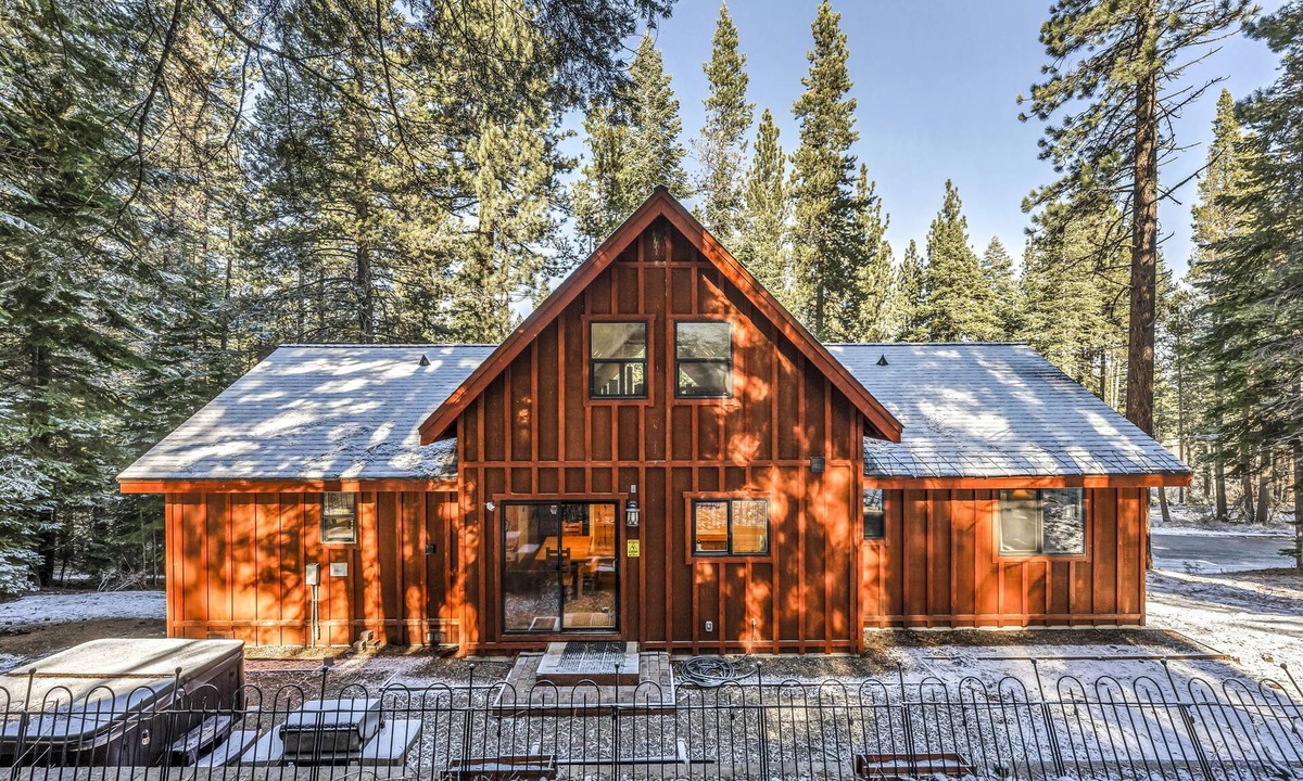 Country Club Estates Cabin | *Specials~ Southern Pines Cabin-Hot Tub/Allow Dogs