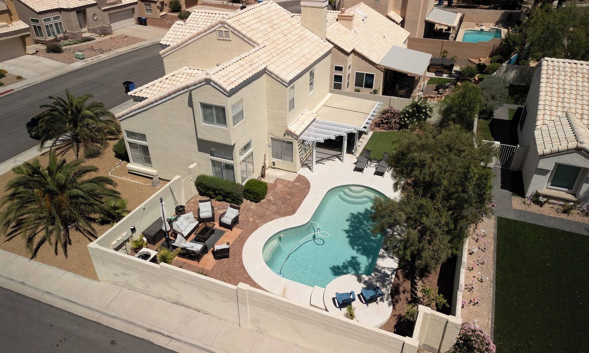Green Valley House | SPLASH into FUN! PRIVATE Yard,Htd POOL FIre Pit, BBQ, PET OK 10 Min to Strip
