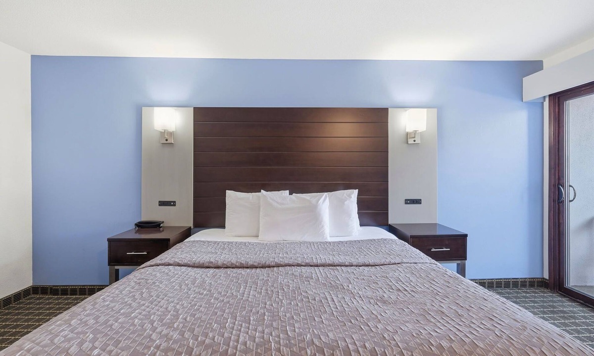 Westside Santa Cruz Hotel | Standard King Room | Balcony or Patio, Pool & Parking near Boardwalk