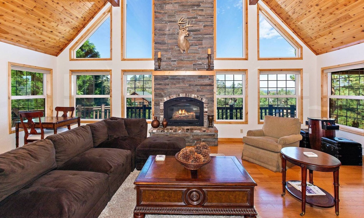 Castle Glen Estates House | Starlight Escape by Destination Big Bear : 3 Bedrooms Plus Loft!Mountain Views in Castle Glen Estates! Ping Pong! Hot Tub!