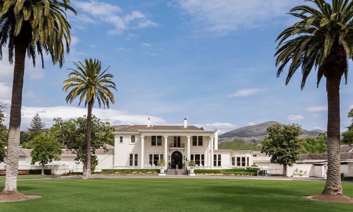 Napa Hotel | Stay Close to Black Stallion Winery! Resort w/FREE Parking, Pool & Golf Course