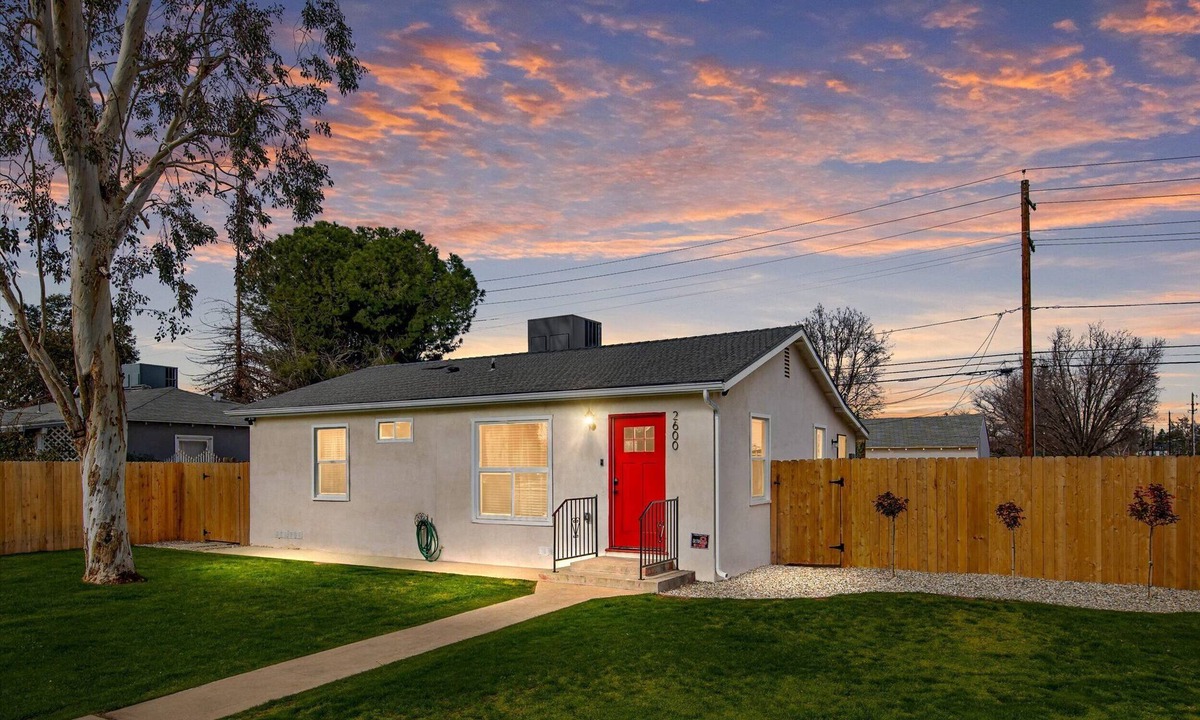 Riviera - Westchester House | Stay in this Downtown Cottage