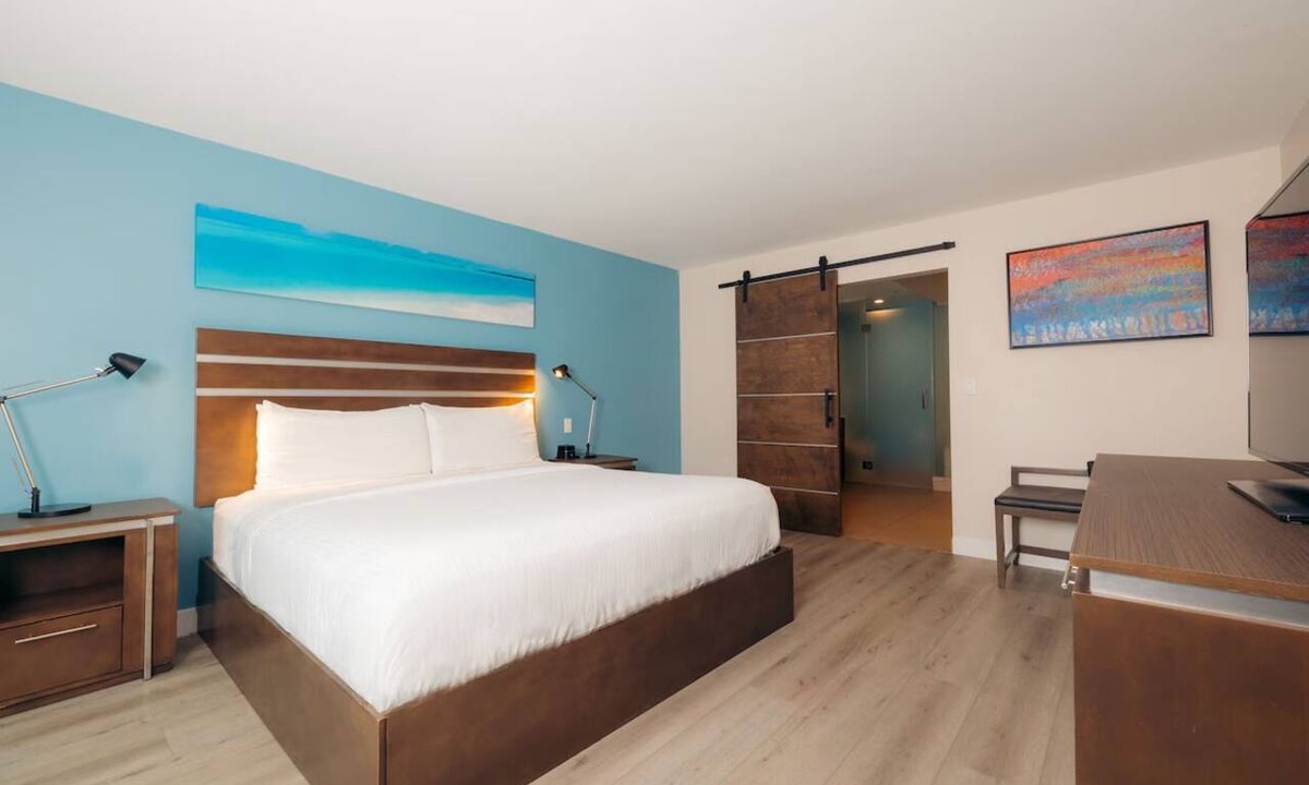 Harbor Hotel | Stay Near The Bustling Port of Long Beach | Amazing Hotel w/Heated Pool