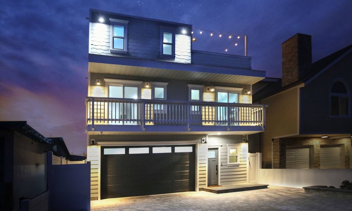 Silver Strand House | Steps to Sand: Game Room, Family Beach Retreat, 4 Ensuites, Pets OK