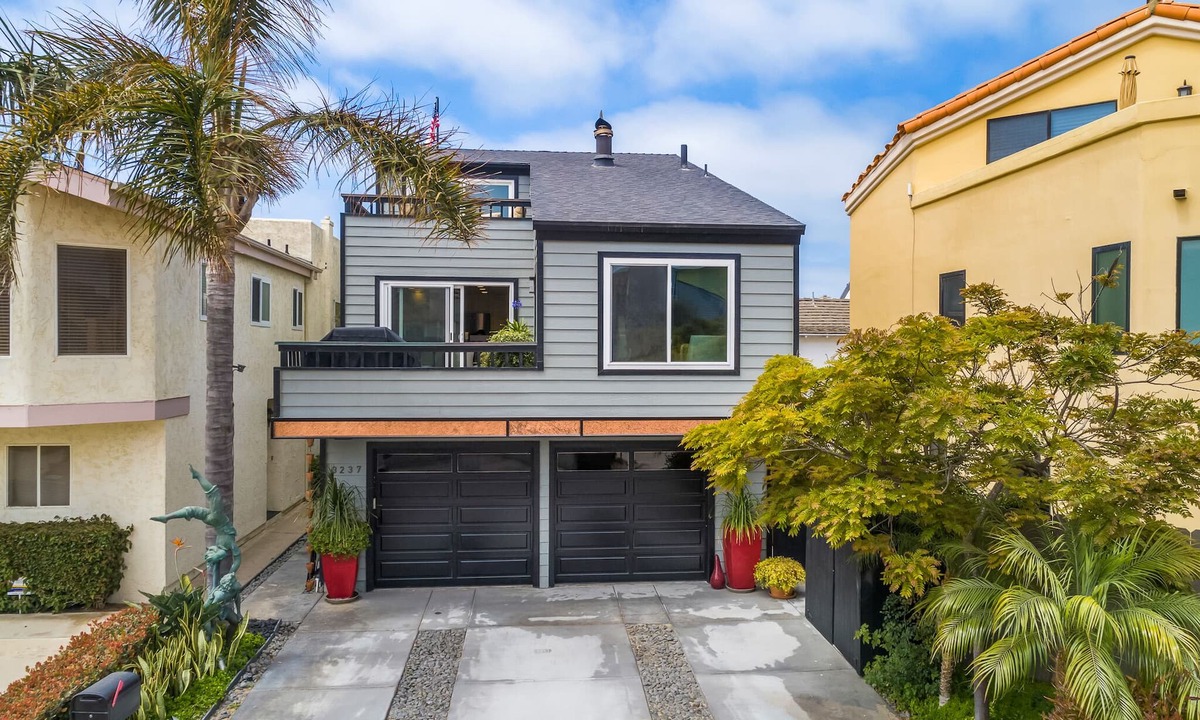 Hollywood House | Steps to the Sand & Harbor - Views, Modern & Fully Stocked w/4 Spacious Decks