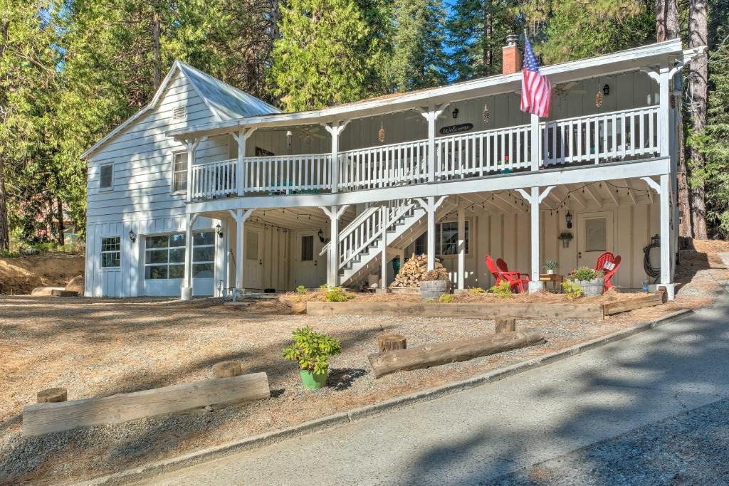 Strawberry House | ‘Strawberry Hill Cabin' 5 Mi to Skiing and Lake