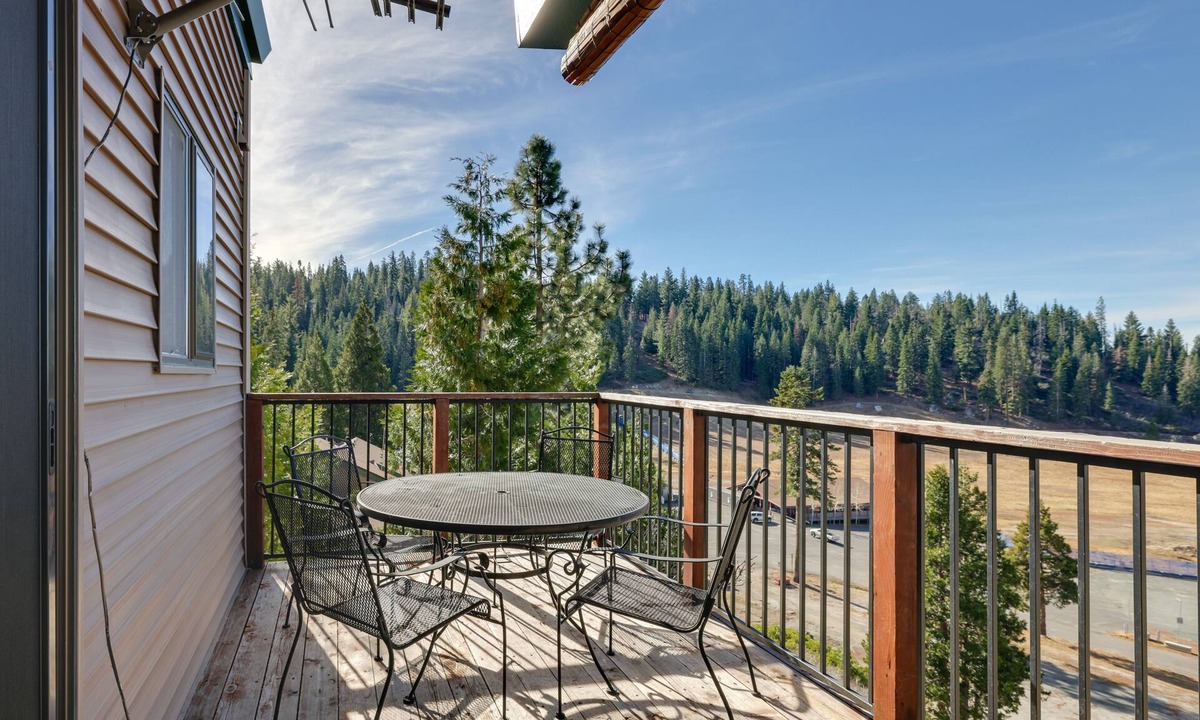 Pinecrest House | Strawberry Townhouse: Walk to Leland Snowplay!