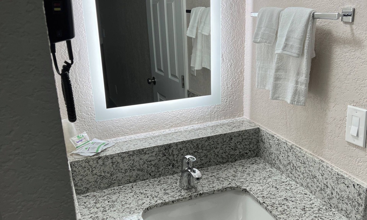 Greenacres Apartment | Studio Apartment - King Bed
