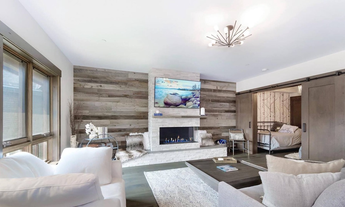 Stateline Condo | Stunning 1184 sqft. 2 bed, 3 bath with private beach and pool