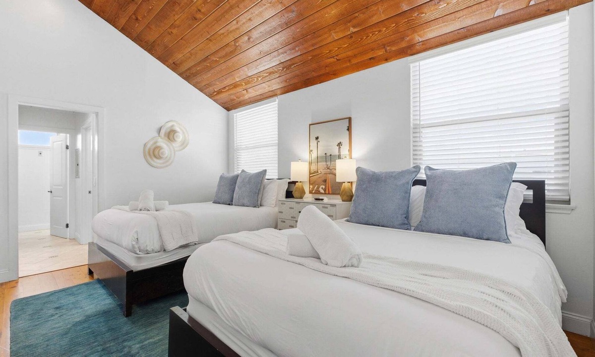 South Mission Beach House | Stunning Beach Home | AC, Garage, Patio, BBQ