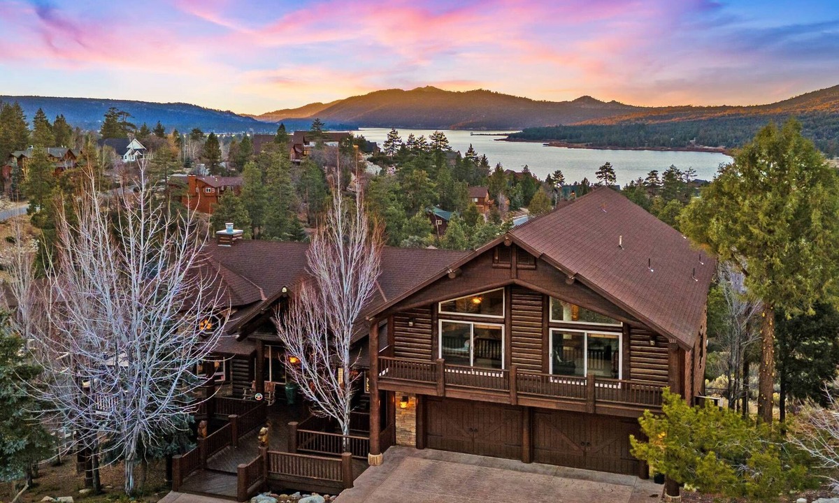 Castle Glen Estates Cabin | Stunning Lake Views! Luxury! HOT TUB! Pool Table! Gourmet Kitchen!