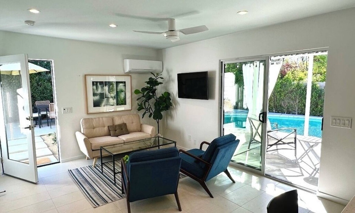 Palm Springs Cottage | Stylish 1-bedroom Guesthouse with pool, close to town