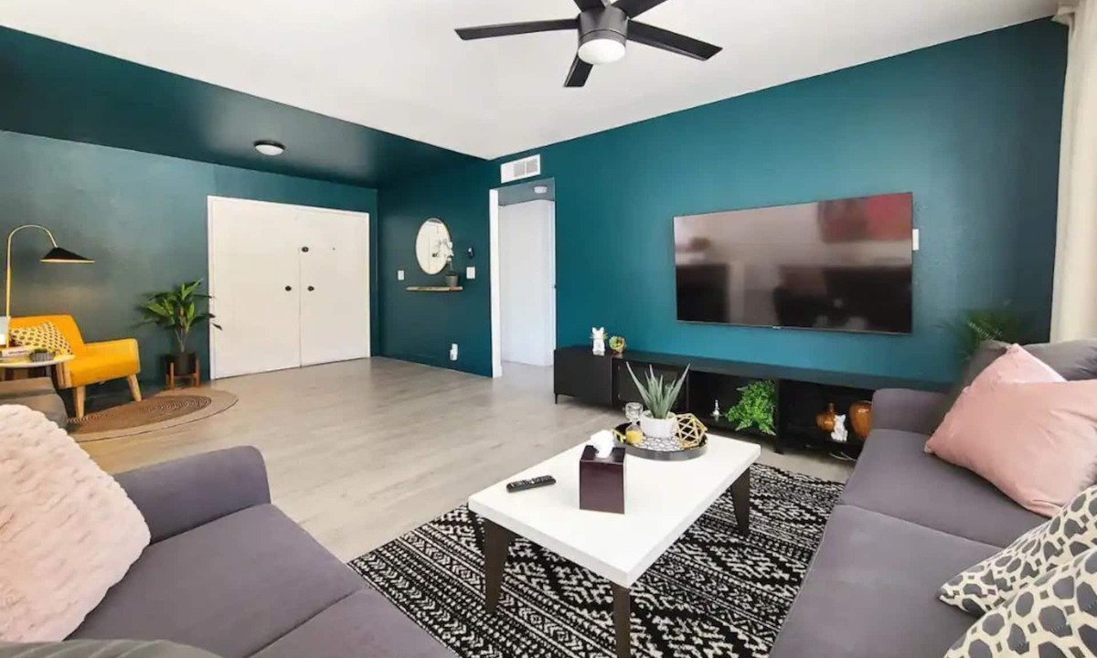 Paradise House | Stylish 3BR house next to Airport & Strip!