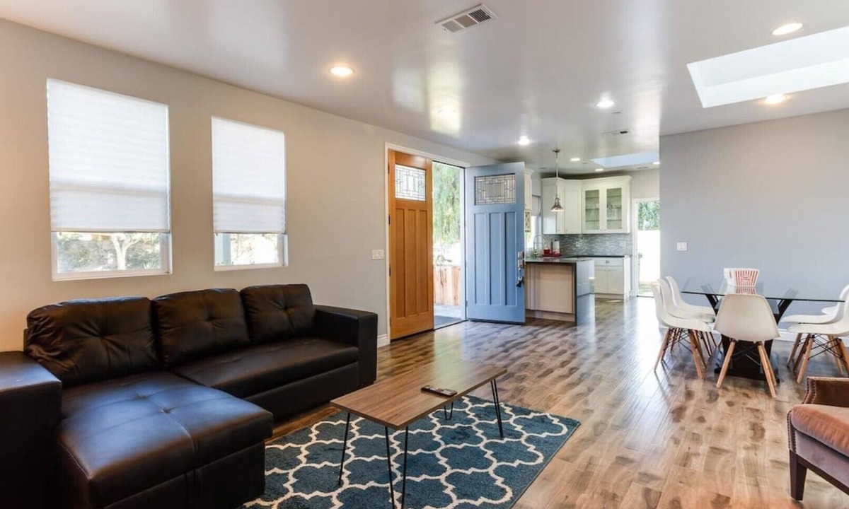 Lake Balboa House | Stylish Modern Lake Balboa Retreat 3 Bedroom House