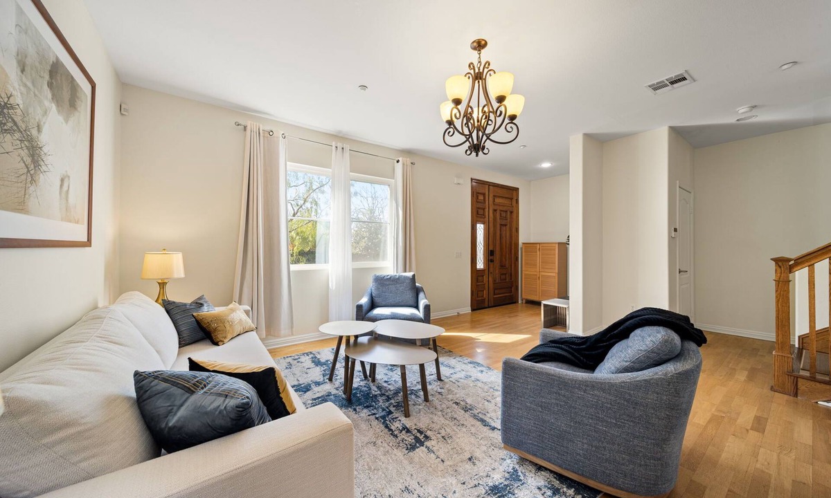 Duarte House | Stylish Mordern Retreat - 4 Beds house Free Onsite parking