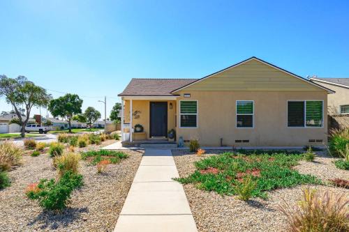 West Covina House | Stylish New Home Bright Modern & Fully Stocked
