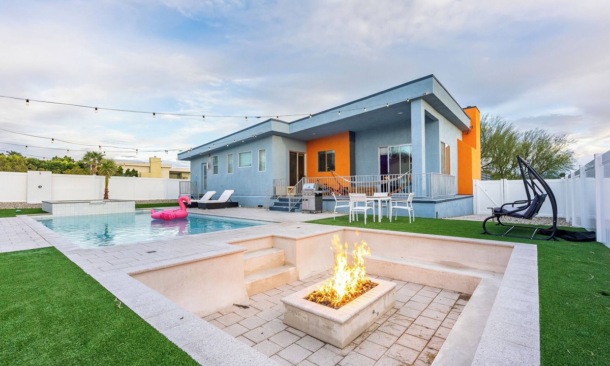 B-Bar-H Ranch House | Stylish Pool House w/Firepit, Arcade, Billiards & more! Family Friendly