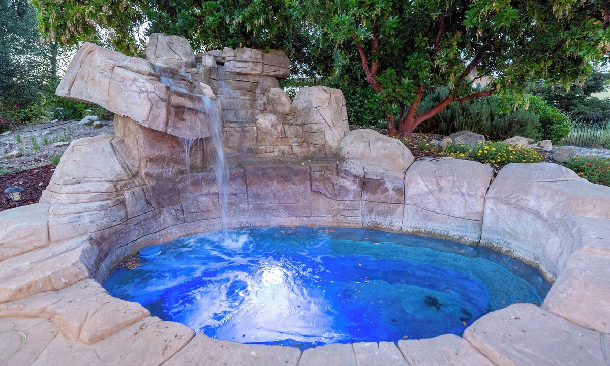 Templeton House | Summer Place! - Country Living with Waterfall Spa and Table Fire Feature!