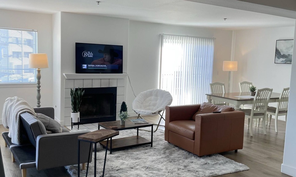 Sawtelle House | Sunny Pent House Brentwood/Santa Monica
