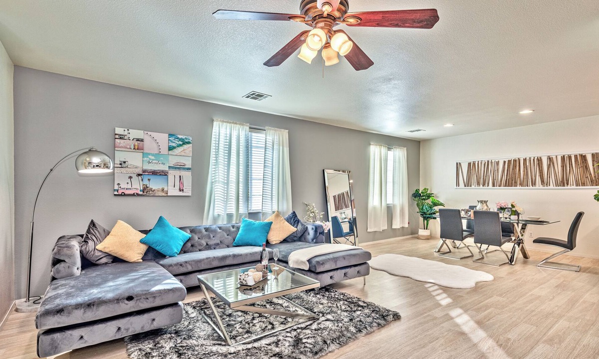 Rhodes Ranch House | Sunset Casa -Luxury Home N/ The Strip - Two living room