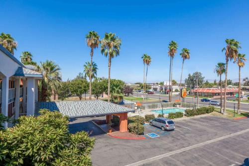 West Park Community Hotel | Super 8 by Wyndham Bakersfield/Central