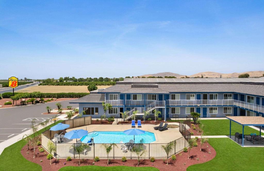 Lindsay Hotel | Super 8 by Wyndham Lindsay Olive Tree