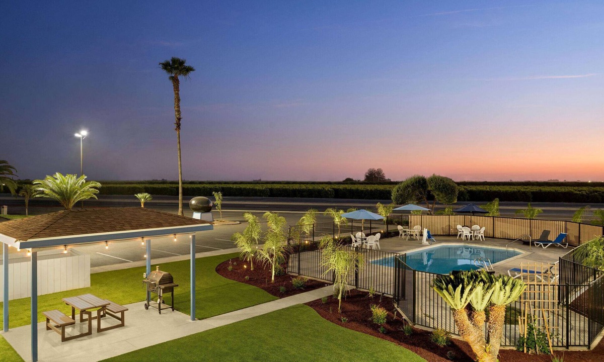 Lindsay Hotel | Super 8 by Wyndham Lindsay Olive Tree