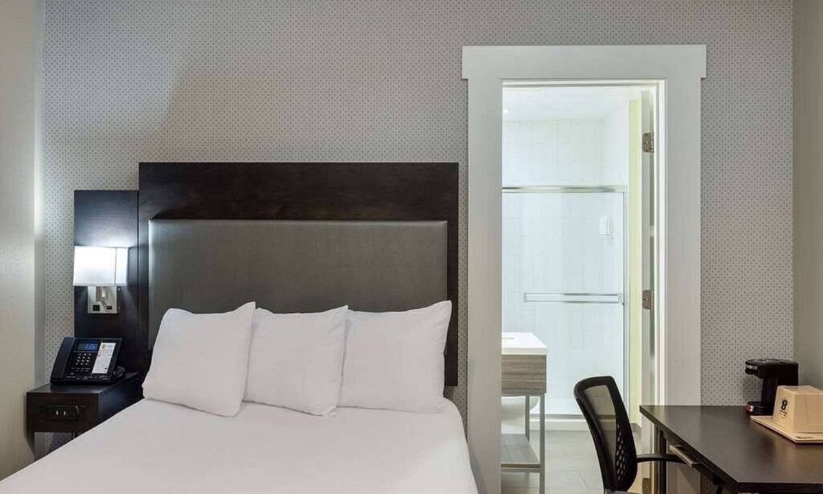 Tenderloin Hotel | Super 8 hotel room near Union Square and Moscone Convention Center