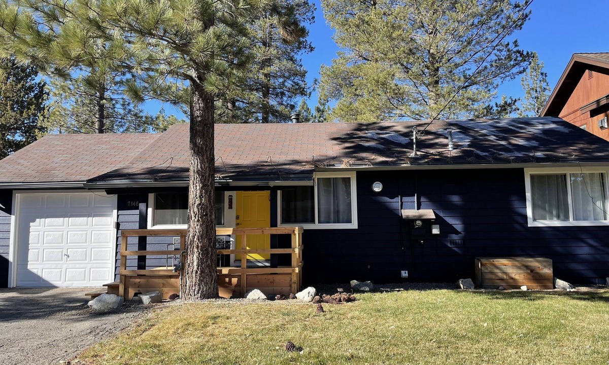 Tahoe Paradise House | Super adorable fully updated house -views of the mountains from backyard.