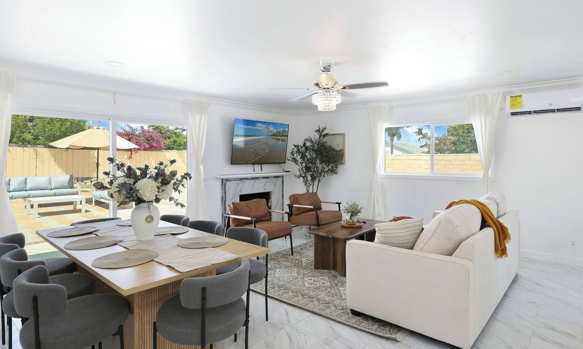 Canoga Park House | Superb 4-bedroom house with AC in Huntington Beach