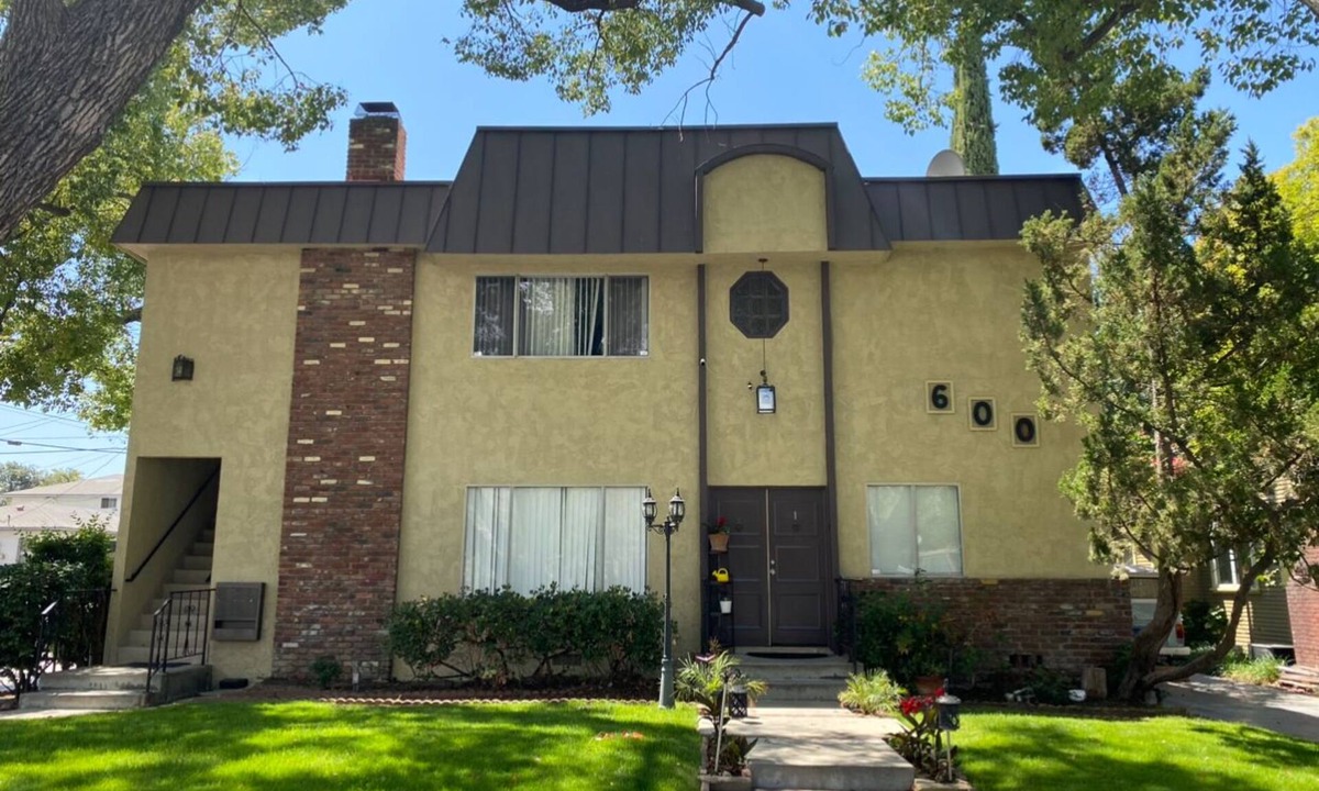 Glendale Apartment | t Brand new floors, dishwasher, stove, oven, hood, baths & 1 mile walk to Mall.