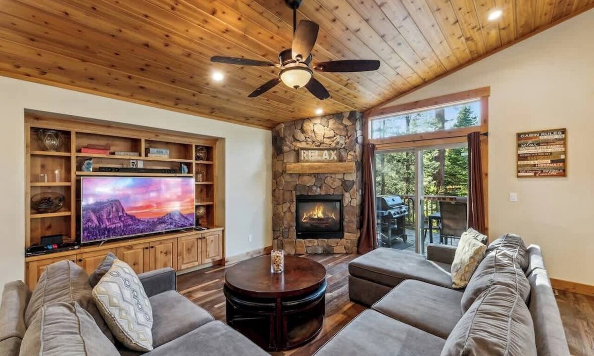 Tahoe Paradise House | Tahoe Adventure Cabin: Hot Tub, Games, Bunks
