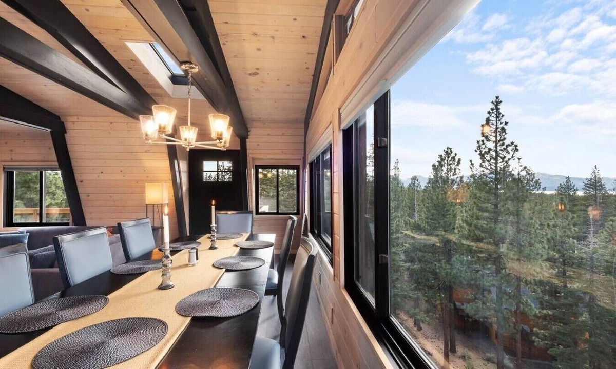 South Lake Tahoe Ski Chalet | Tahoe Sanctuary | Hot Tub Sauna | Mountain & Lake Views | Air Conditioning