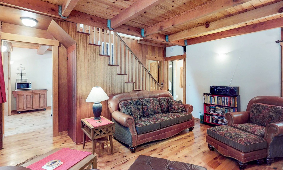 Tahoma House | Tahoma hideaway near lake, trails & mountain vibes