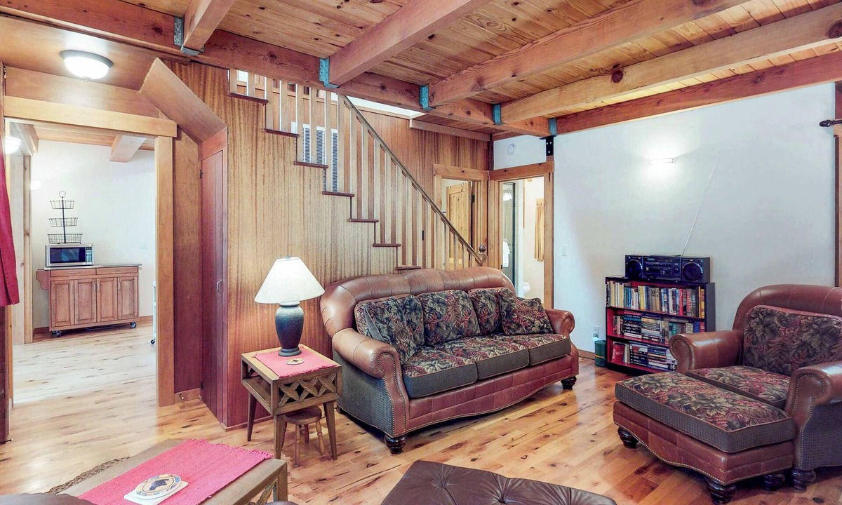 Tahoma House | Tahoma hideaway near lake, trails & mountain vibes
