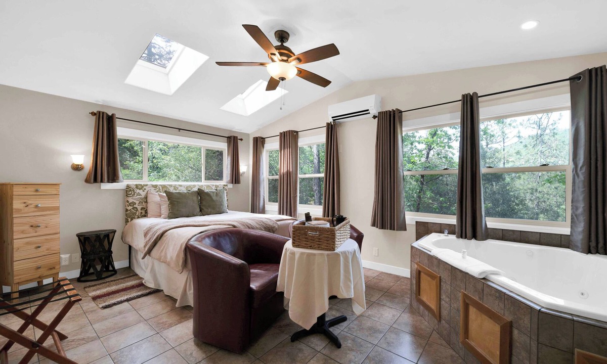 O'Brien Bed & Breakfast | The Acorn Cottage - Private room with a Forest View!