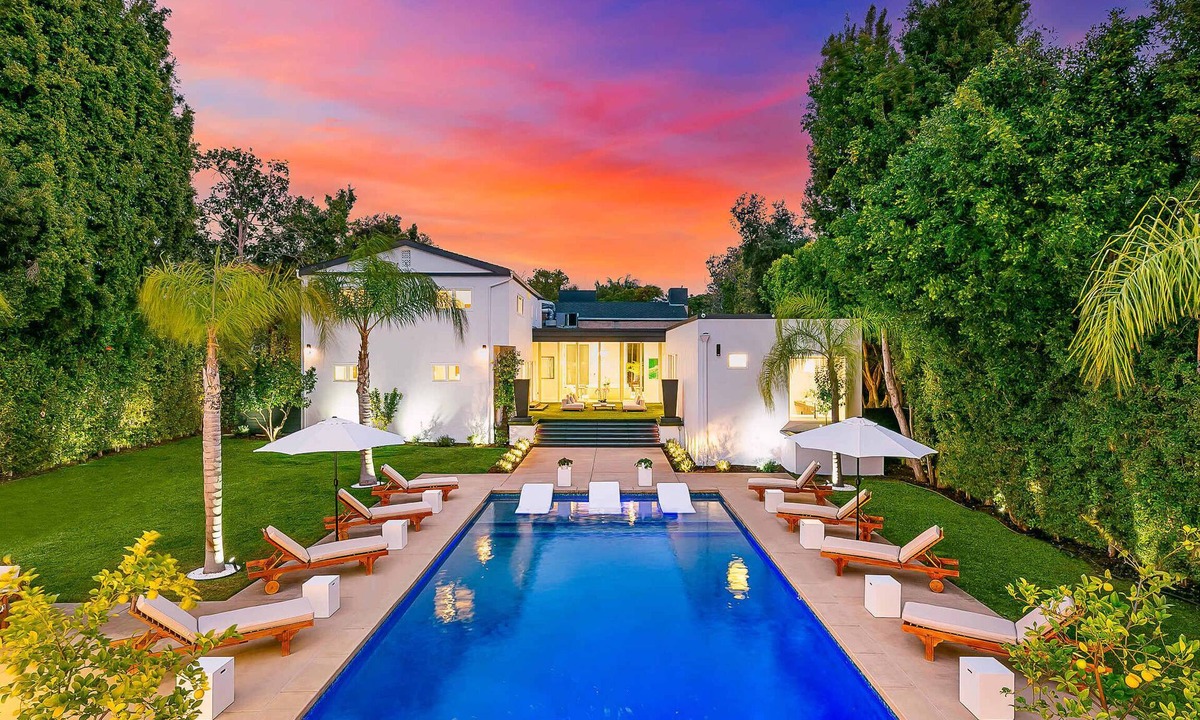 The Flats Apartment | The Beverly Hills Palace