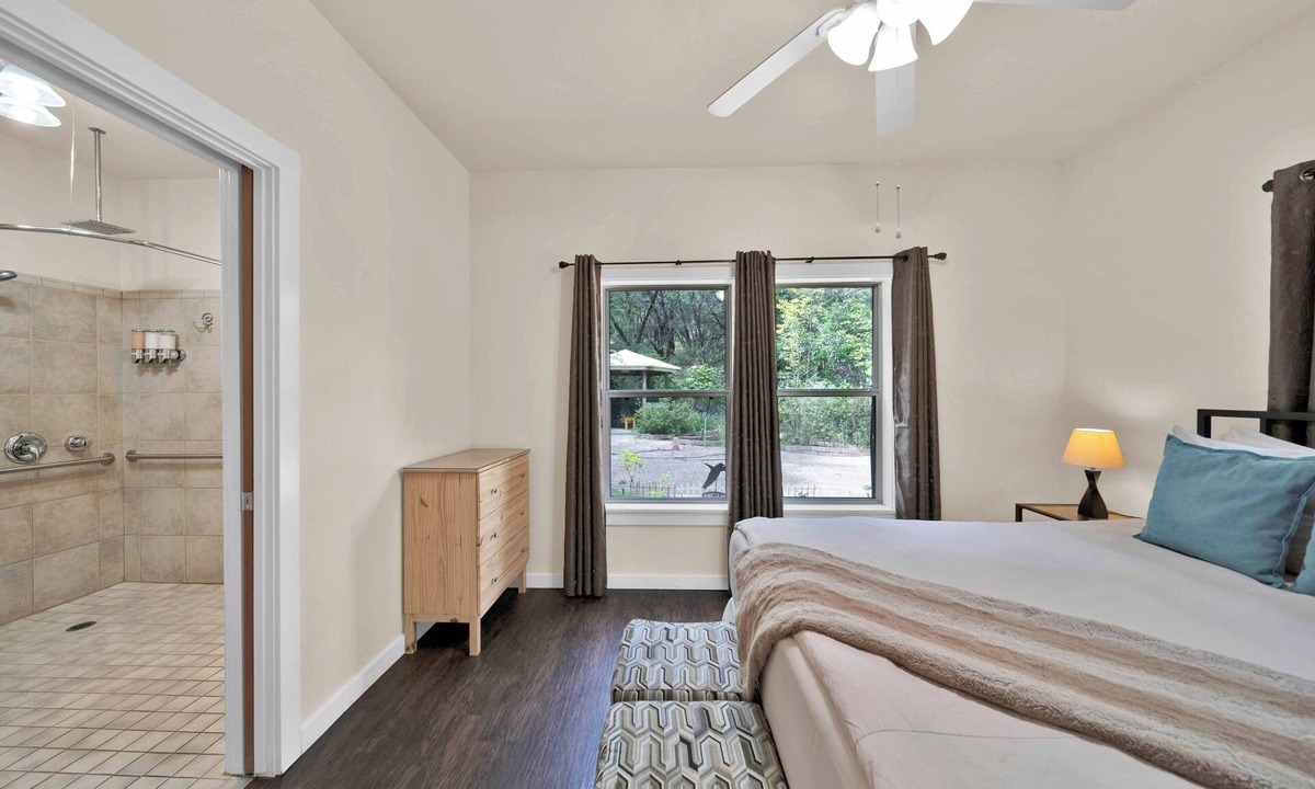 O'Brien Bed & Breakfast | The Black Tail Deer- Private Room With a Forest View!