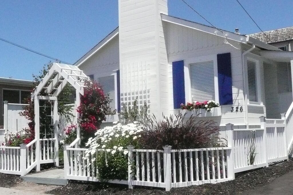 Aptos House | The Cottage at Seacliff - Block and half to the beach