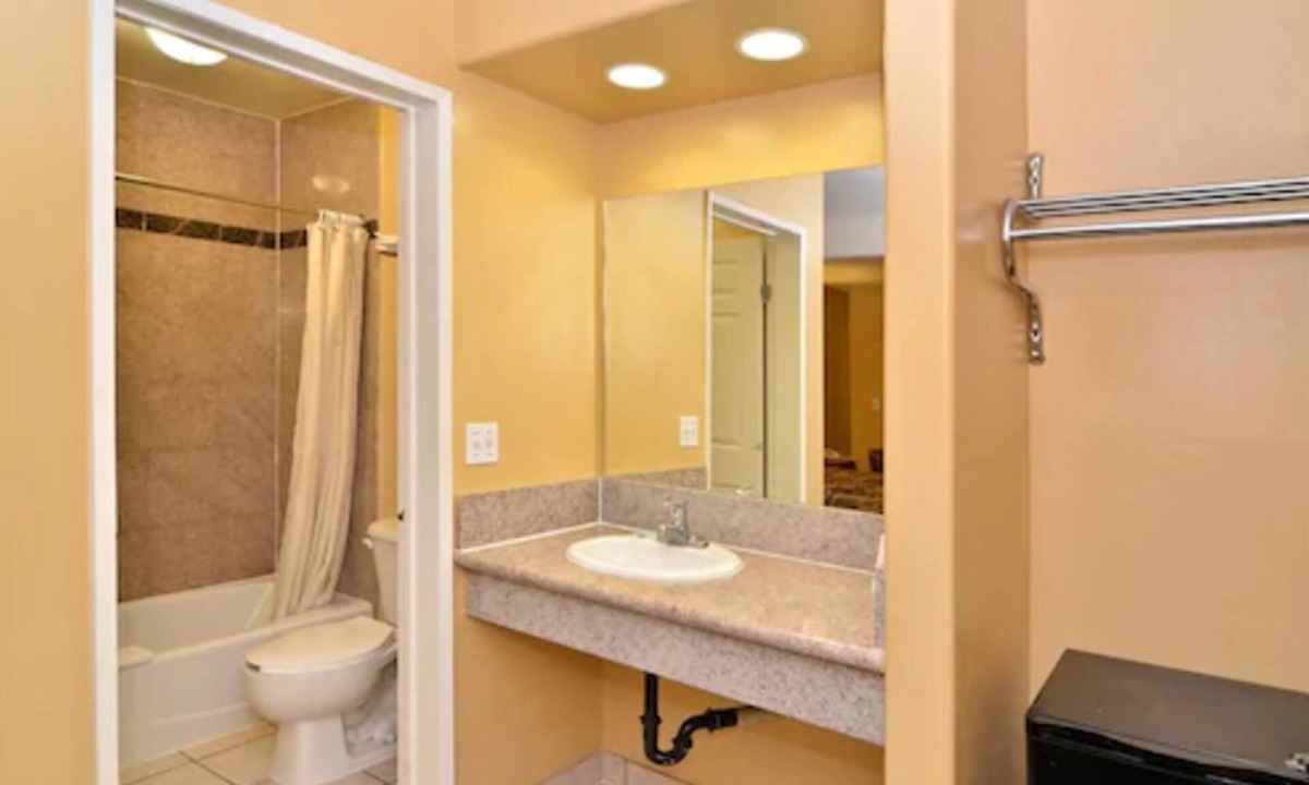 Little Armenia Hotel | The Emerald Inn on Sunset
