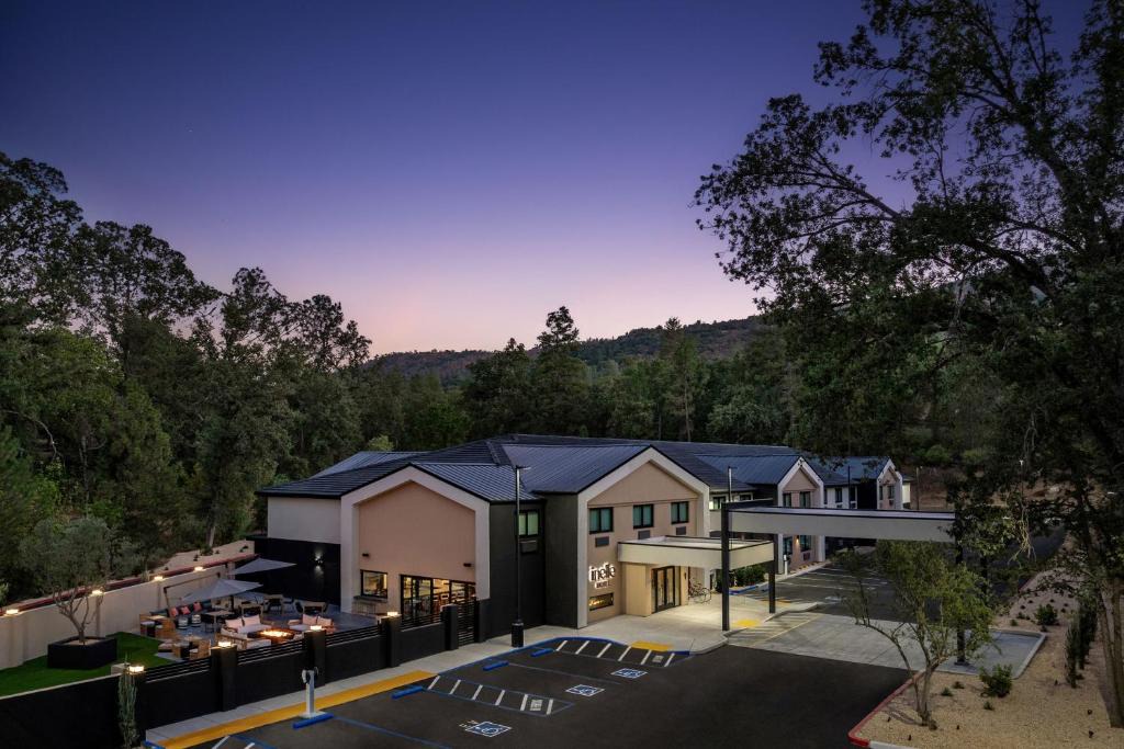 Oakhurst Hotel | The Inelle, Oakhurst Yosemite, a Tribute Portfolio Hotel