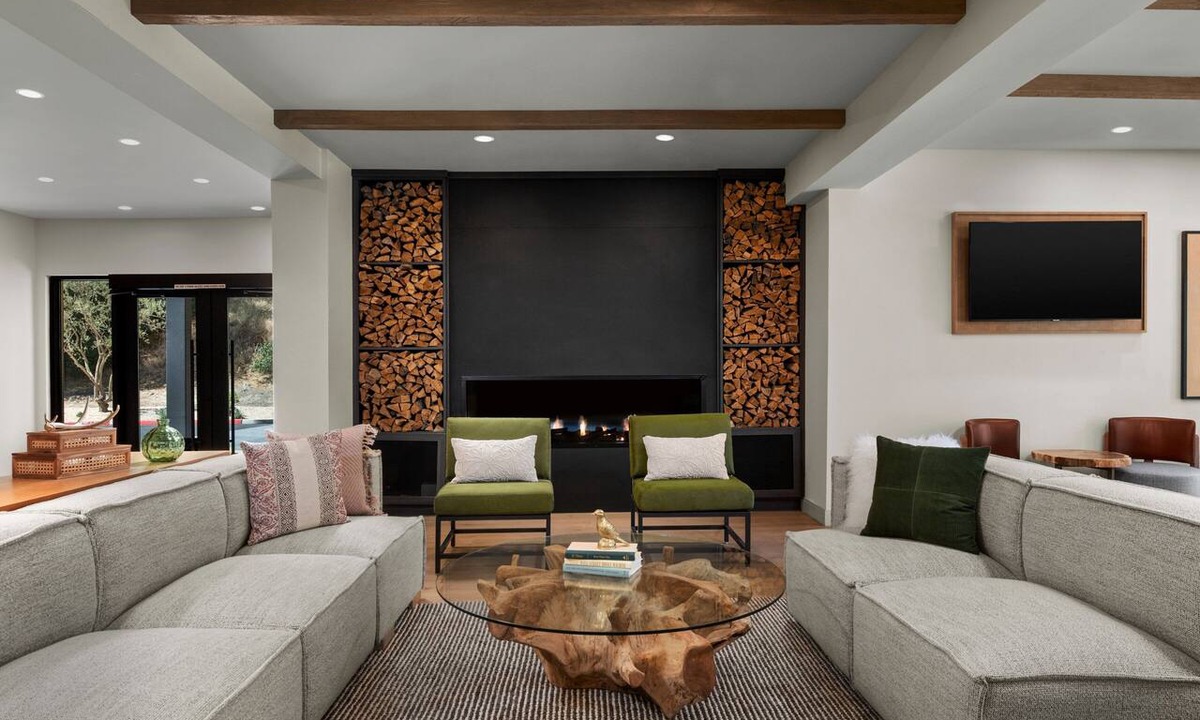 Oakhurst Hotel | The Inelle, Oakhurst Yosemite, a Tribute Portfolio Hotel