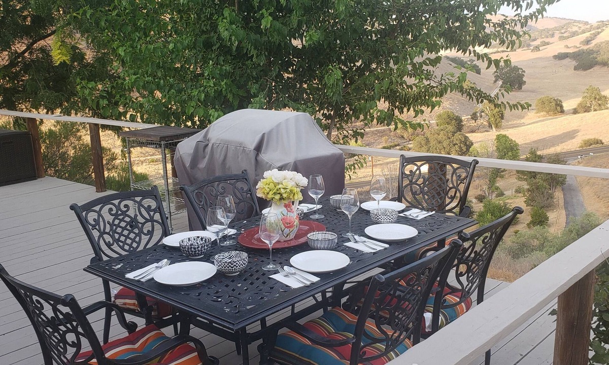 Bradley House | The J's Nest Cottage - Quiet Country Cottage with Mountain Views!