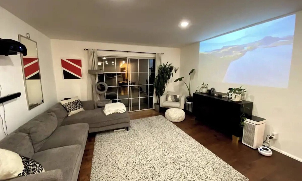 Hollywood Hills Condo | The Landing - Hollywood Hills Apt 3 min from Universal Studios and Walk of Fame
